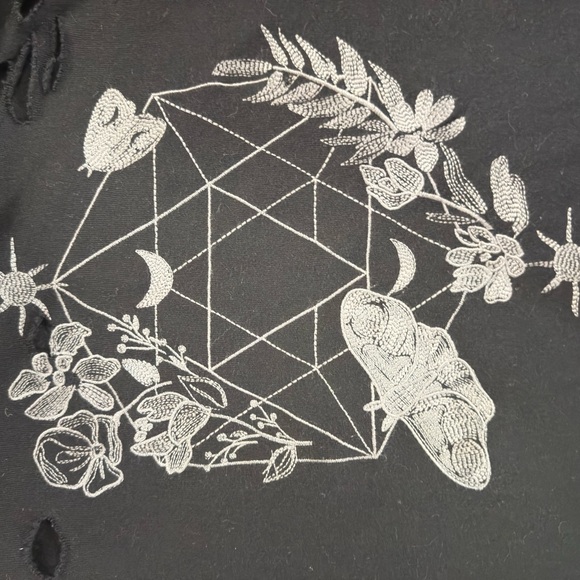 🚨LAST CHANCE 🚨 Torrid Cozy Floral Geo Distressed Graphic Hoodie - Picture 6 of 7